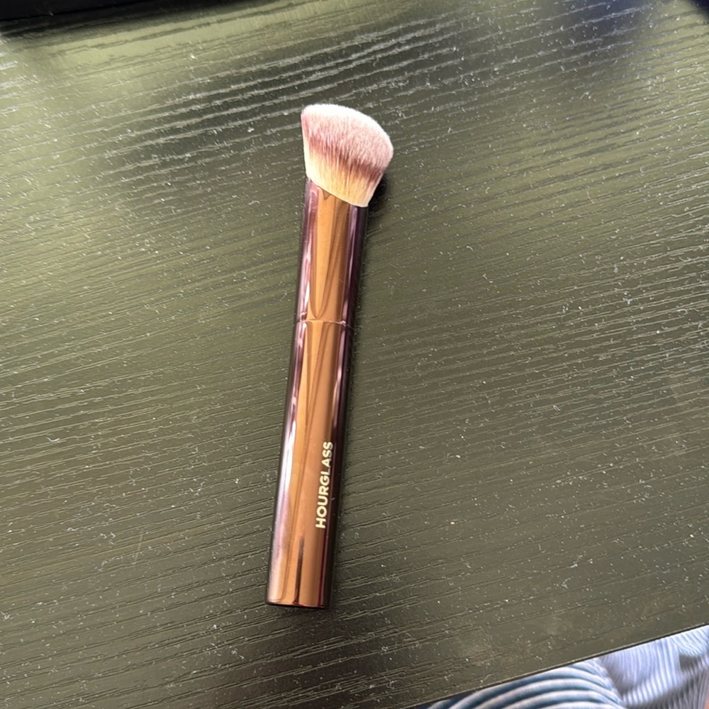Hourglass foundation brush